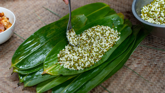 屈原端午节摄影照片_肉粽子端午节糯米绿豆乡村包粽子摄影图配图