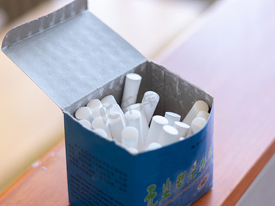 粉笔盒特写白天粉笔教室静物摄影图配图