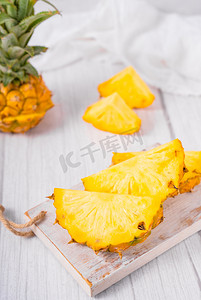 夏日水果菠萝新鲜营养摄影图配图