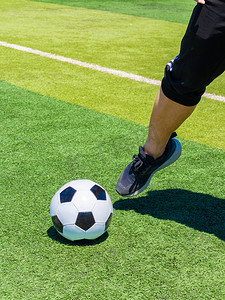 踢足球白天足球足球场踢足球摄影图配图