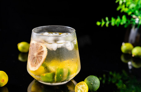夏日冷饮美味柠檬金桔水果茶摄影图配图