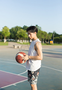 球场男生摄影照片_运动男生打篮球锻炼强壮校园摄影图配图