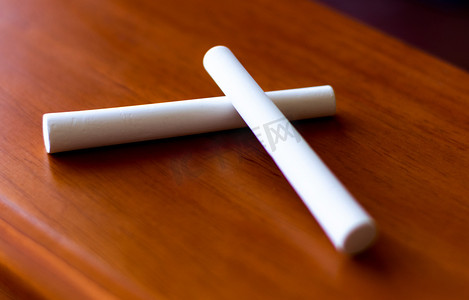 粉笔特写白天粉笔教室静物摄影图配图