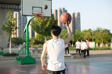 运动打篮球锻炼球场青春休息摄影图配图