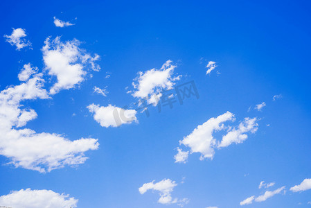 白云朵朵摄影照片_蓝天白云白天云朵天空云团摄影图配图