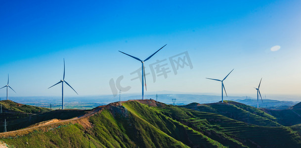 图图高清摄影照片_新能源风力发电傍晚风车群山山顶夕阳落日摄影图配图