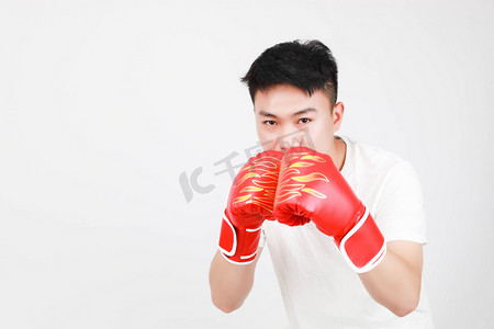 体育白天男生户外拳击手套摄影图配图