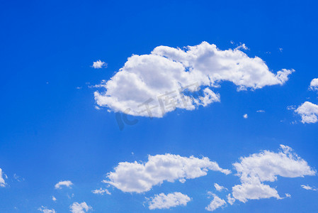 蓝天白云白天云团天空白云飘来摄影图配图
