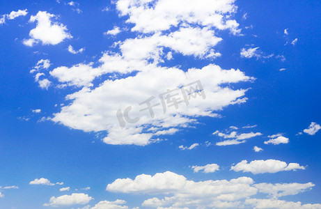 白云朵朵摄影照片_蓝天白云白天云朵天空白云飘飘摄影图配图