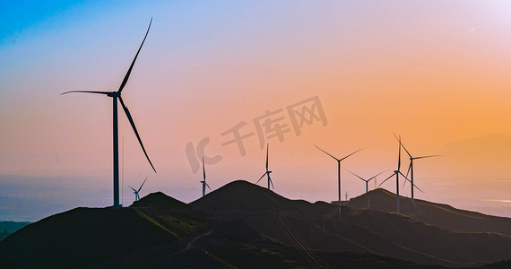 绿色山峰摄影照片_新能源风力发电傍晚山峰风车落日霞光摄影图配图