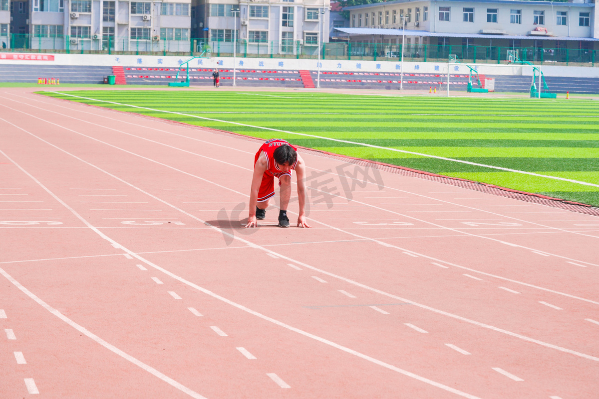 人在跑道上跑步和训练的近距离双脚照片摄影图片_ID:302639304-Veer图库