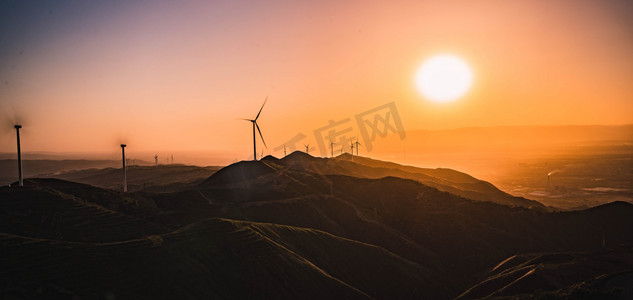 新能源风力发电傍晚风车剪影山峰落日夕阳余晖摄影图配图