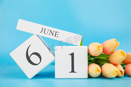 六月你好夏天日历和花朵室内装饰摄影图配图