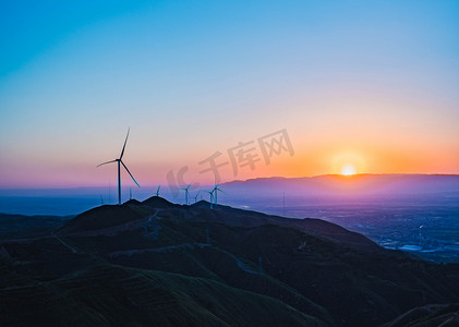 落日太阳摄影照片_新能源夕阳风车落日山峰太阳落山摄影图配图