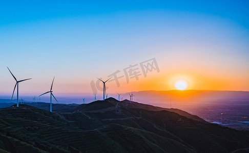 卡通风车旋转摄影照片_新能源夕阳风车山峰傍晚群山夕阳余辉摄影图配图