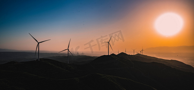 新能源建设傍晚落日风车剪影山峦夕阳余晖摄影图配图