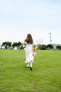 夏日文艺奔跑白裙子背影摄影图配图