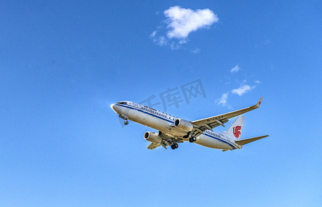 重庆空中电车摄影照片_空中飞机上午客机夏季素材摄影图配图