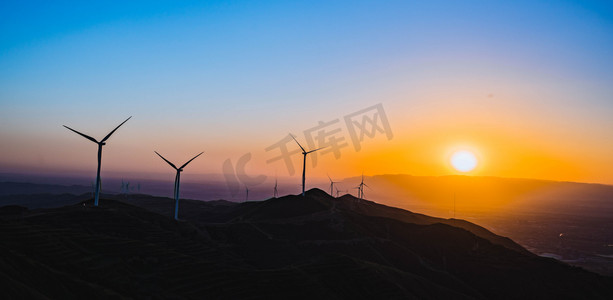 新能源风力发电傍晚风车夕阳落日余晖摄影图配图