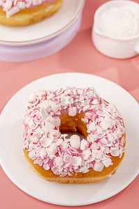 美食粉色樱花甜甜圈面包摄影图配图