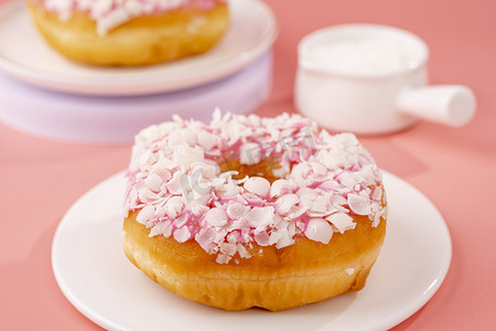 美味樱花粉色甜甜圈面包摄影图配图