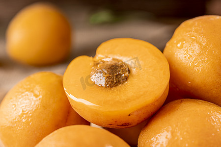 黄色果蔬摄影照片_新鲜夏季水果美味杏子摄影图配图