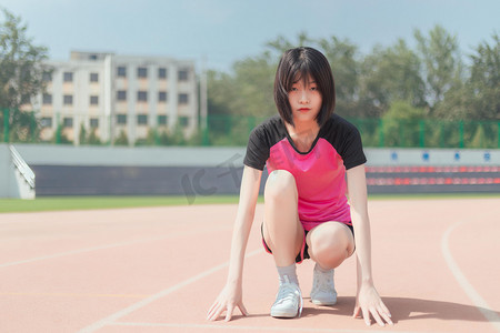 起跑白天美女操场跑步摄影图配图