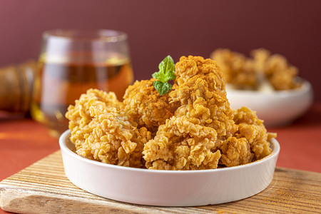 西餐饭桌食物摄影照片_一碟美味香脆炸鸡块食品摄影图配图