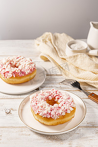 粉色简约摄影照片_美食美味面包樱花甜甜圈摄影图配图