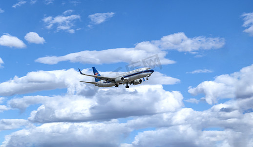 蓝天白云客机上午客机夏季素材摄影图配图