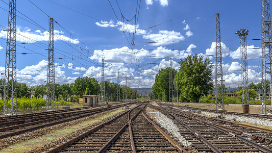 轨道灯轨道摄影照片_铁路小站上午铁路夏季素材摄影图配图