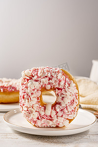 粉色樱花美食甜甜圈面包摄影图配图