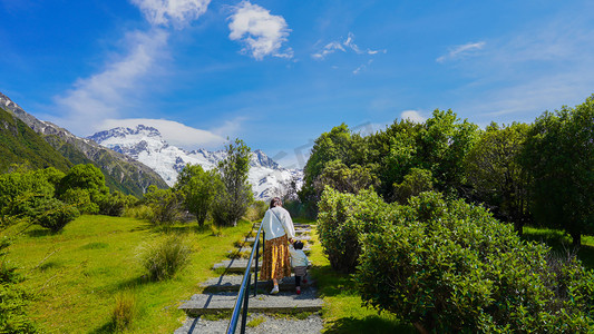 爬山的母女正午母女库克山爬摄影图配图