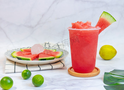 水果饮品摄影照片_美味新鲜鲜榨冰镇西瓜汁摄影图配图