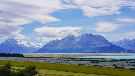 路边风景摄影照片_新西兰风景下午雪山度假风景摄影图配图