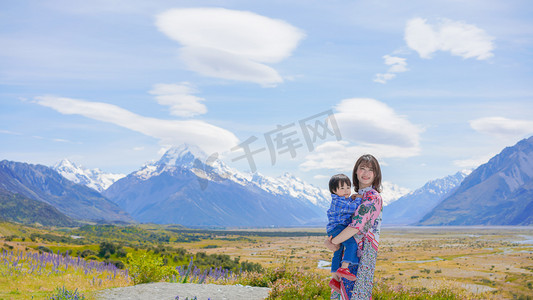 雪山母女中午母女国外拥抱摄影图配图