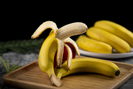 健康美味香蕉餐桌上摆拍摄影图配图