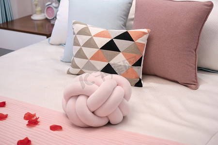 生活卧室粉色床铺布置摄影图配图