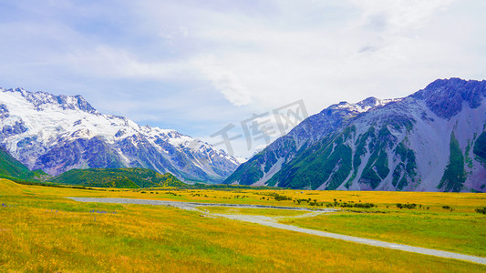 手绘自驾游摄影照片_最美公路正午雪山草原库克山风景摄影图配图