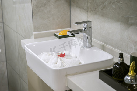 家居卫浴摄影照片_白色干净整洁洗手池卫浴摄影图配图