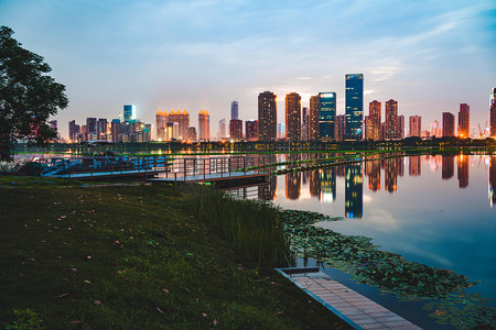 夏天摄影照片_武汉城市夜景日落建筑沙湖仰拍摄影图配图