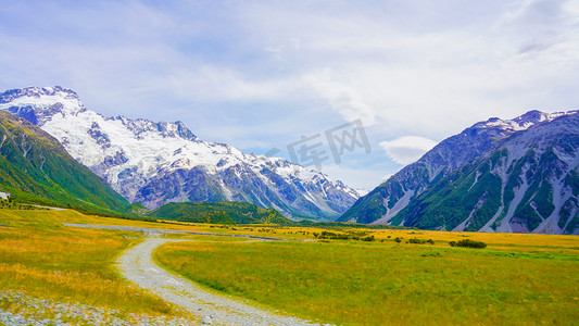 雪山湖泊摄影照片_最美公路正午路库克山国外摄影图配图