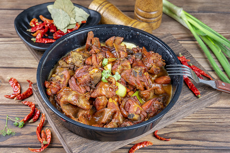 新疆彩棉摄影照片_新疆菜品美味大盘鸡美食摄影图配图