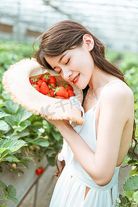 夏天文艺白天捧着草莓的美女户外闭眼睛摄影图配图