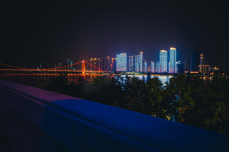 武汉城市建筑夜晚建筑司门口慢门摄影图配图