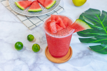 消暑西瓜摄影照片_新鲜鲜榨冷饮西瓜果汁摄影图配图