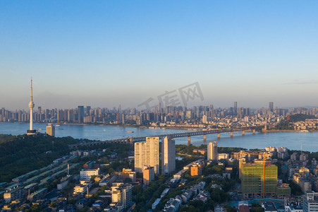 晴天摄影照片_武汉城市建筑晴天建筑长江大桥航拍摄影图配图