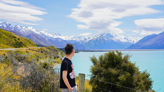 看山男人下午男人旅游背影摄影图配图