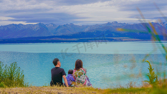 儿童风景图摄影照片_小女孩下午儿童湖边吃雪糕摄影图配图