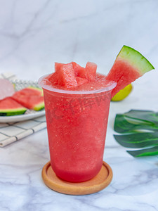 消暑西瓜摄影照片_冰镇美味西瓜汁清凉饮品摄影图配图